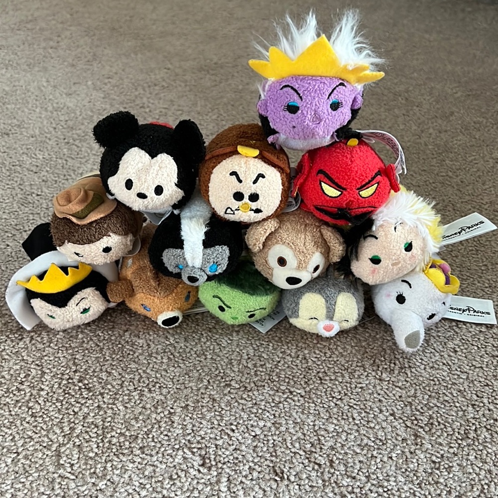 13 Walt Disney tsum tsums.